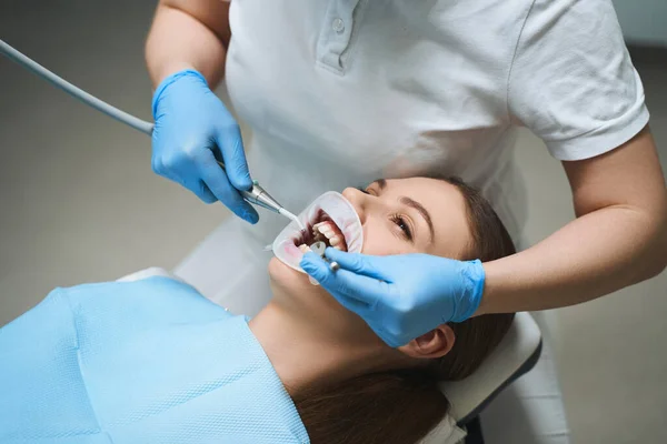 Mujer bonita durante el examen dental foto de stock — Foto de Stock