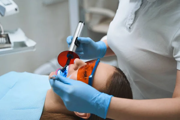 Dentiste donnant le canal radiculaire au patient photo de stock — Photo