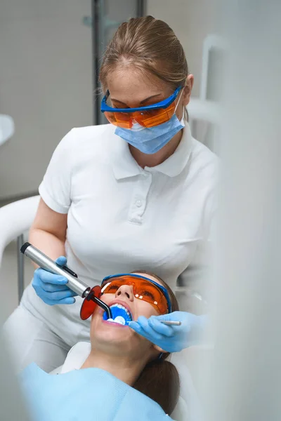 Mujer dentista teniendo cuidado de paciente stock foto —  Fotos de Stock