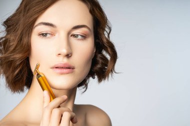 Beyaz tenli, esmer kadın.