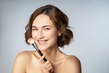 Neşeli, neşeli genç bir bayan.