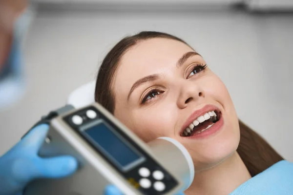 Mulher feliz em estoque de clínica odontológica foto — Fotografia de Stock