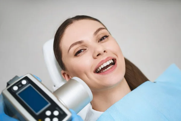 Mujer alegre disfrutando del tiempo en el dentista stock foto — Foto de Stock