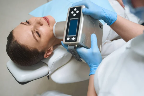 Mujer relajada durante el procedimiento dental foto de stock — Foto de Stock