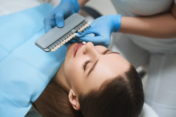 Młoda kobieta ma wizytę u dentysty na zdjęciu giełdowym — Zdjęcie stockowe