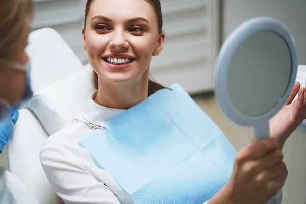 Glädjande kvinna efter tandläkare arbete lager foto — Stockfoto