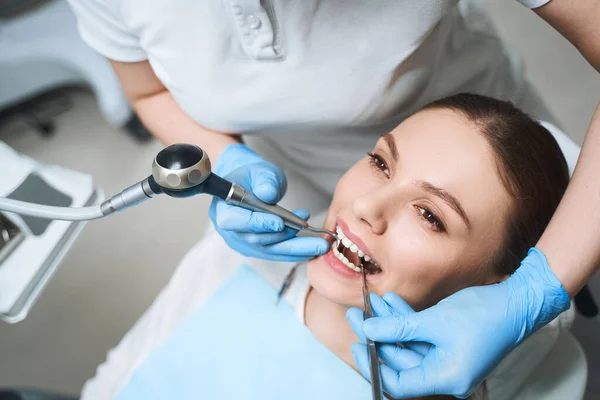 Mooie vrouw verblijft in tandheelkundige kliniek stockfoto — Stockfoto