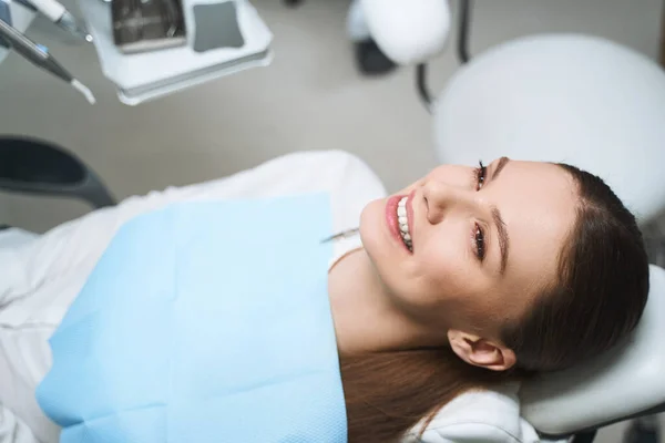 Весела жінка в стоматологічному кабінеті фото — стокове фото