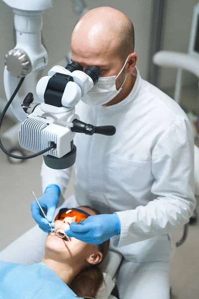 Dentiste examinant femelle avec l'équipement photo stock — Photo