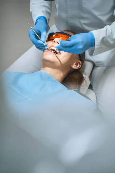 Dentista examinando paciente en la clínica moderna stock foto —  Fotos de Stock