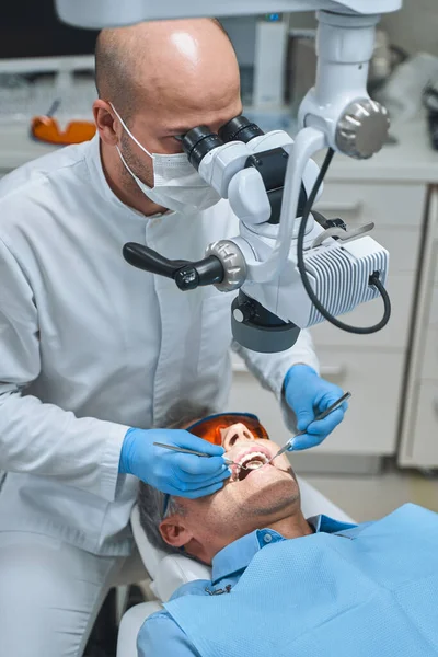 Dentista está utilizando equipo digital stock foto — Foto de Stock