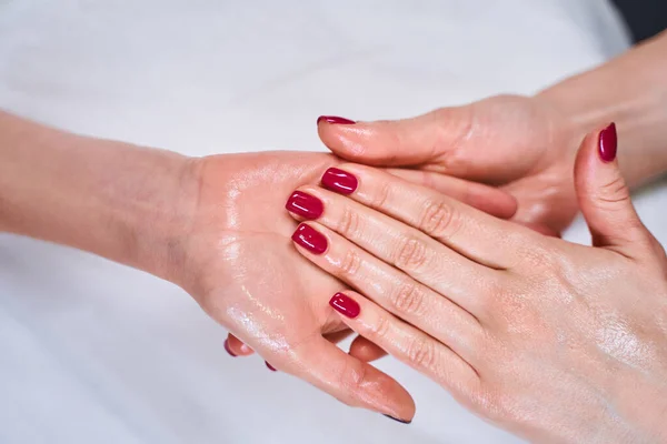 Масляні руки роблять професійний масаж для клієнта — стокове фото