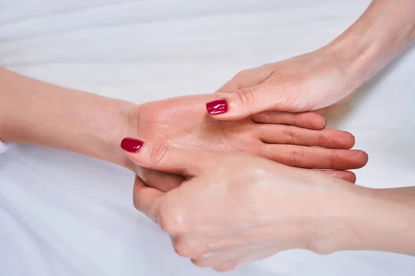 Close-up van vrouwelijke handen die het doen van massage — Stockfoto