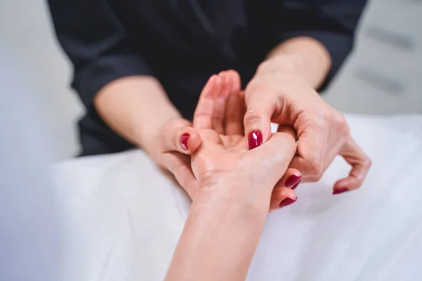 Närbild av snäll kvinna som masserar handen — Stockfoto