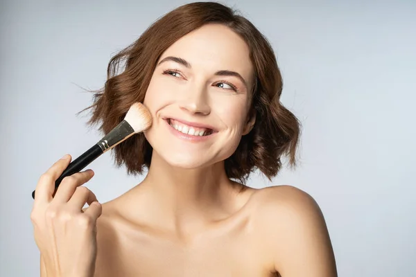 Positivo felice giovane donna facendo trucco quotidiano — Foto Stock