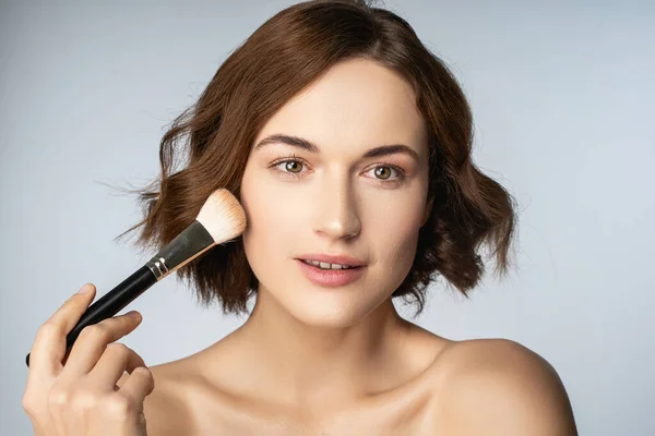 Persona attraente bruna donna testare cosmetici decorativi — Foto Stock