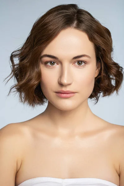 Close up of pleased girl that looking forward — Stock Photo, Image