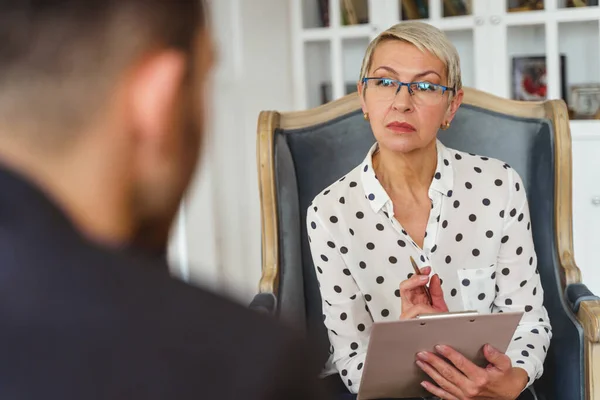 Psychotherapeut beurteilt die psychische Gesundheit des jungen Mannes — Stockfoto