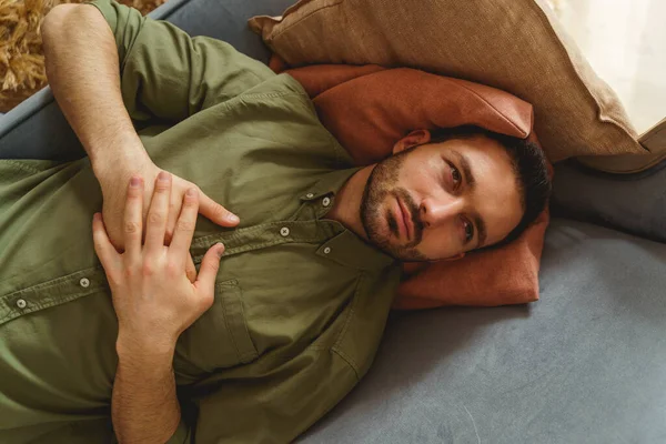 Mann blickt während der Therapiesitzung nach oben — Stockfoto