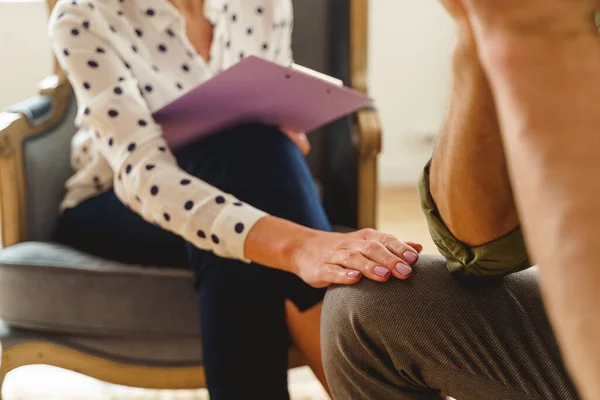 Professionele vrouwelijke psycholoog troosten een jonge man — Stockfoto