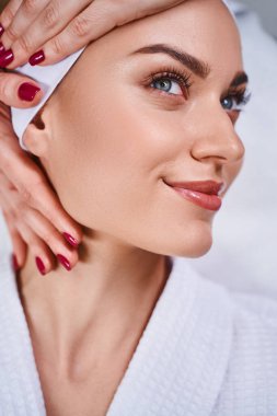 Güzellik salonuna gelen neşeli kadın.