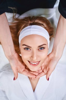 Neşeli bayan gününü kuaförde geçiriyor.