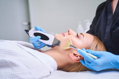 Ultrasonik temizlik sırasında mutlu bir kadın.