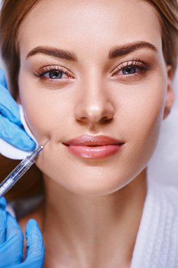 Antidepresan prosedürleri sırasında mutlu bir kız.