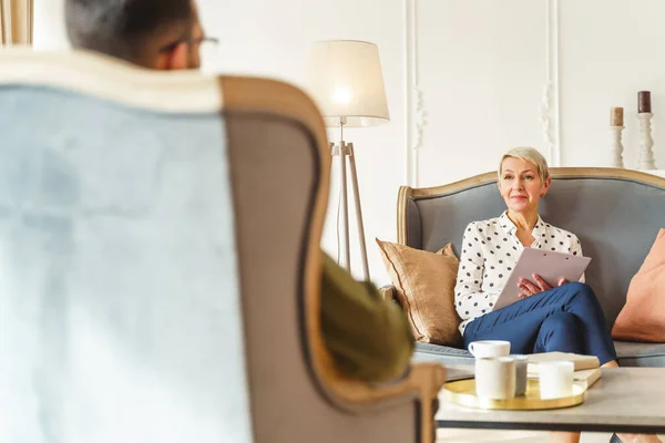 Professionelle leitende Psychologin, die eine Beratung durchführt — Stockfoto