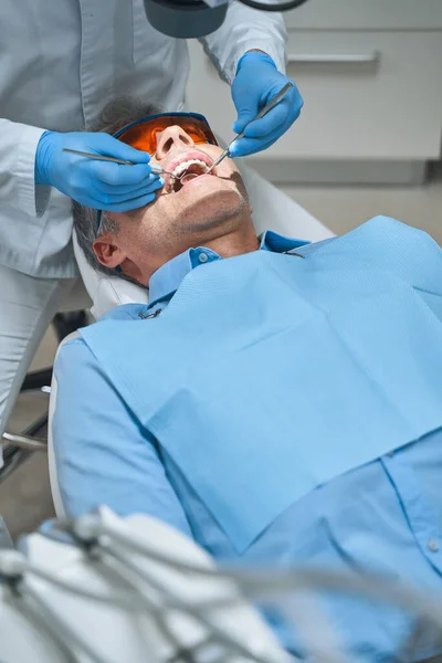 Чоловік під час зубів перевіряє стокове фото — стокове фото