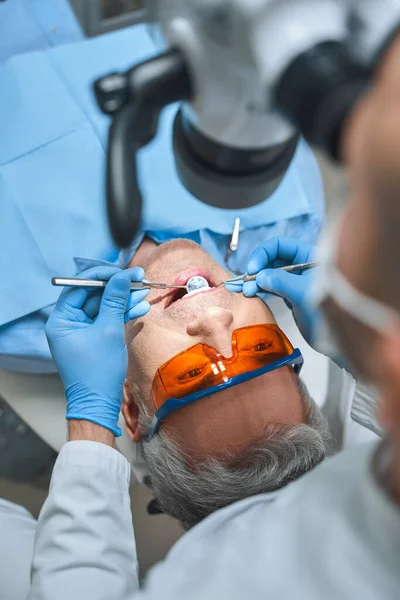 Homem durante visita ao dentista foto stock — Fotografia de Stock
