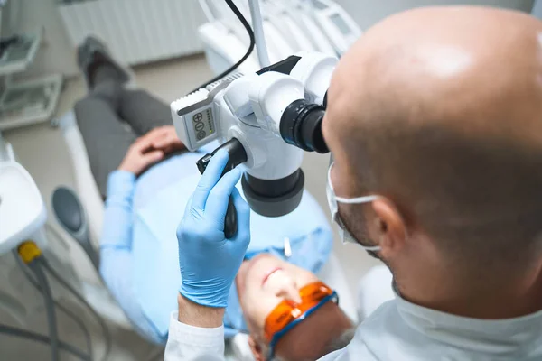 Especialista em odontologia usando equipamento digital foto stock — Fotografia de Stock