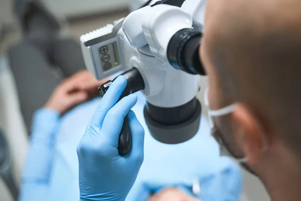 Dentista che lavora con la tecnologia moderna stock foto — Foto Stock