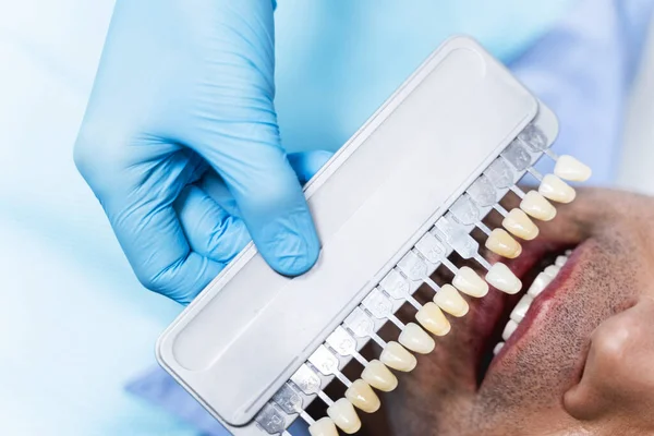 Homem vendo dentista na clínica fotos stock — Fotografia de Stock