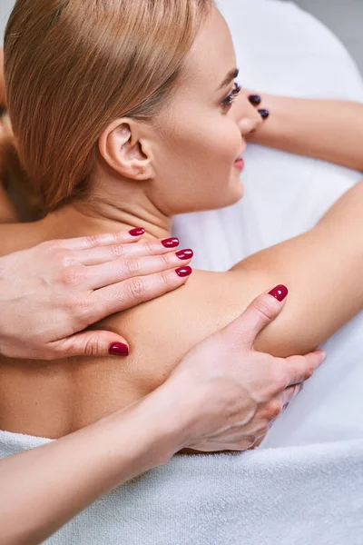 Profesional femenino haciendo masaje de espalda foto de stock — Foto de Stock