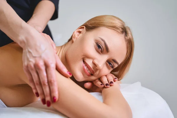 Despreocupado joven dama en salón de masajes foto de stock — Foto de Stock