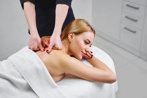 Vrolijke vrouw genieten lichaam massage stock foto — Stockfoto