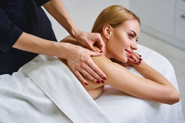 Body professional doet massage stock foto — Stockfoto