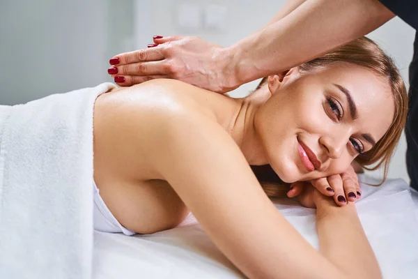 Vrolijke vrouw genieten lichaam massage stock foto — Stockfoto