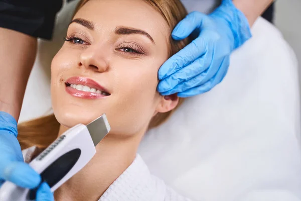 Feliz mujer alegre durante la foto de stock facial — Foto de Stock