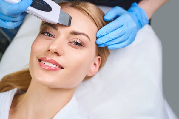 Glimlachende vrouw tijdens ultrasone reiniging stock foto — Stockfoto