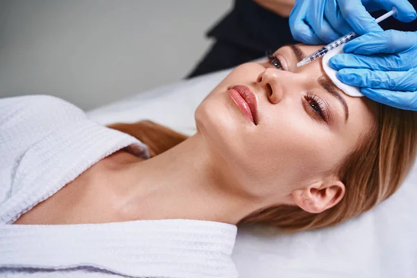 Female doing injections in salon stock photo — Stock Photo, Image