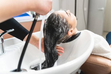Yeni şampuanı test eden kuaförü kapat.