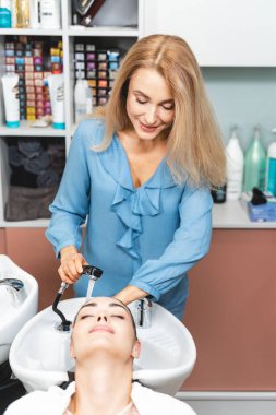 Güzel bir stilist müşterisiyle konuşuyor.