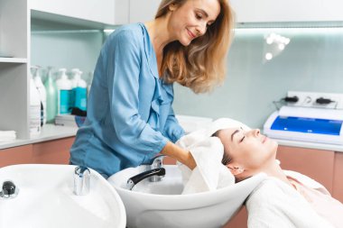 Salonda olan gevşemiş müşteriyi kapat.