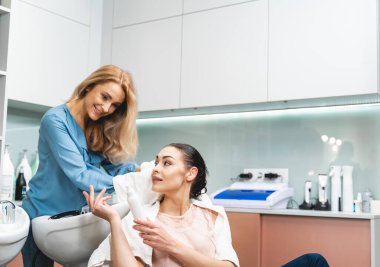 Alımlı genç sarışın müşterisini dinliyor.