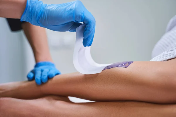 Cosmetologist fazendo depilação para mulher foto stock — Fotografia de Stock