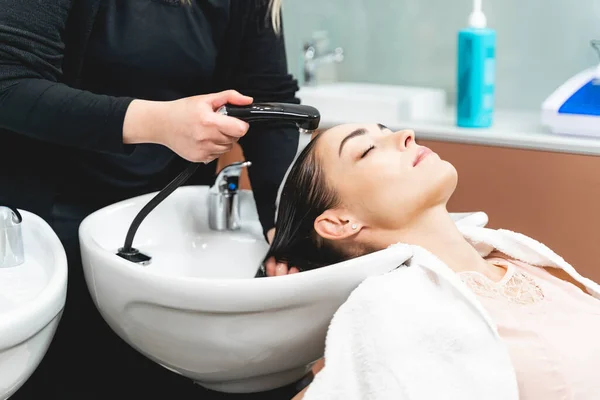 Hermosa mujer morena lavándose el pelo —  Fotos de Stock