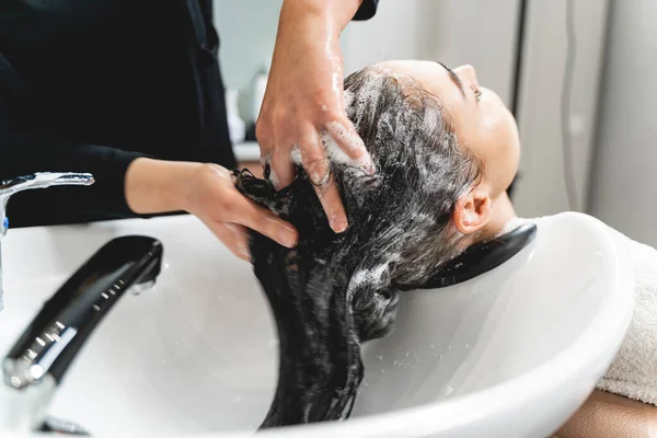 Foto focada em mãos femininas que lavar o cabelo — Fotografia de Stock