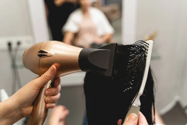 Primer plano de la mano femenina que sostiene el secador de pelo —  Fotos de Stock